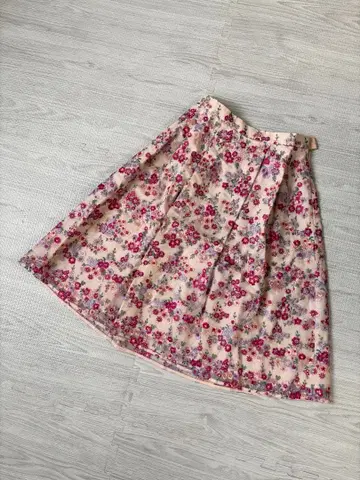 [ TOCCA ] 전체 자수 꽃무늬 플레어 스커트