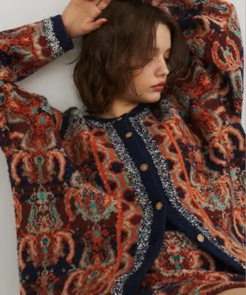 부클레 총무늬 자카드 니트 가디건 네이비