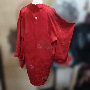 앤티크 긴 겉옷 하나 문 진홍색