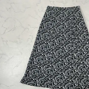 새상품급 INDIVI 빅 절개 꽃무늬 안감 부착 지퍼 미디 스커트 40