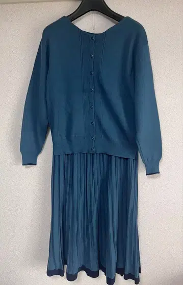 리플렉트 니트와 플리츠 스커트 셋업