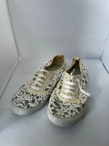 화이트 레이스 디자인 스니커즈