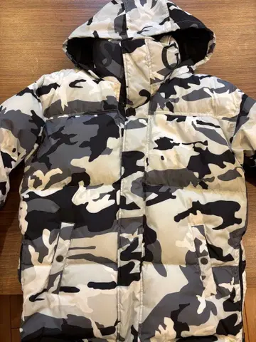 GUESS 카모 패턴 다운 자켓