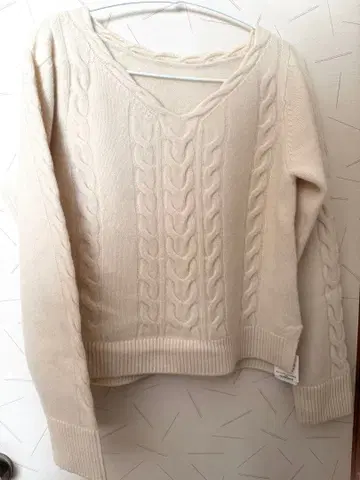 크림색 케이블 짜임 니트 V넥 긴팔