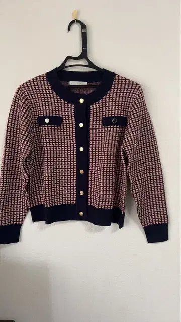 네이비와 빨간색 체크 무늬 니트 가디건