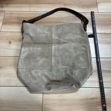 베이지 스웨이드 숄더백