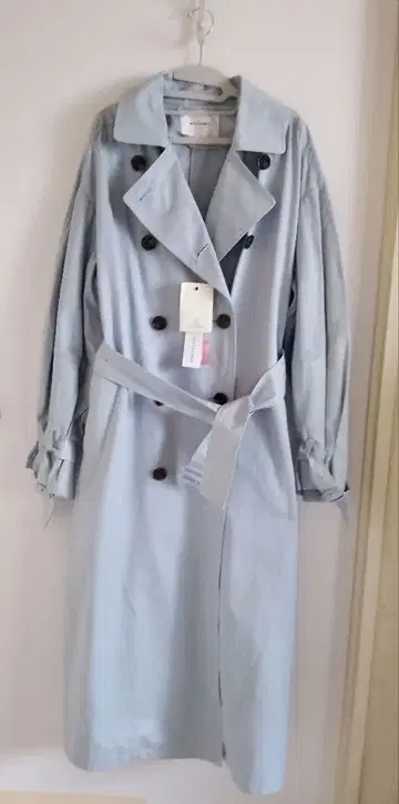 라이트 블루 트렌치코트