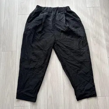 블랙 와이드 팬츠 사이드 포켓 주름 가공 바지입니다.