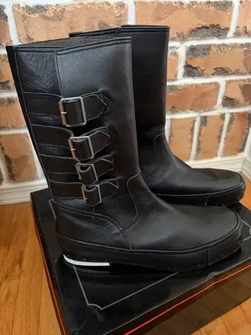 백 스트랩 가죽 부츠 블랙