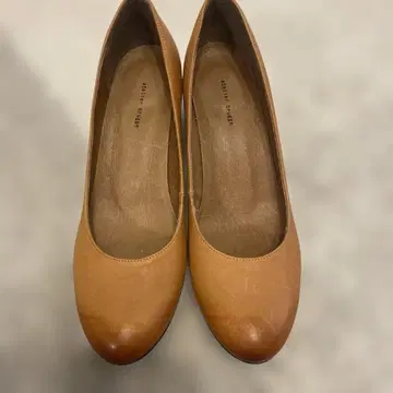 베이지 가죽 플레인 펌프스 중간 힐