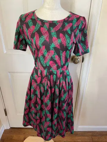 새상품 미국 구매 깃털 무늬 반팔 무릎 기장 원피스