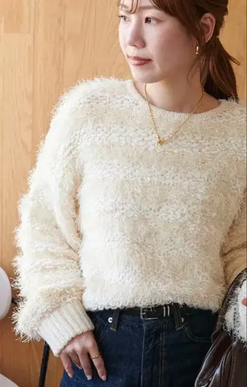 이소재 보더 숏 풀오버 니트 스웨터