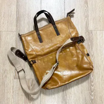 카멜색 가죽 숄더백