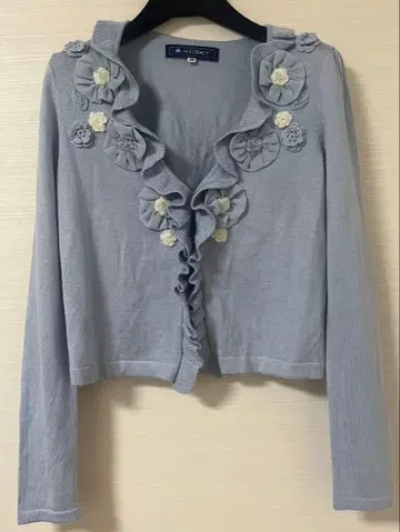 M'S GRACY 플라워 모티브 라이트 블루 가디건