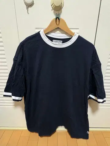 CAHLUMN 카울람 Reversible Trim T-Shirt