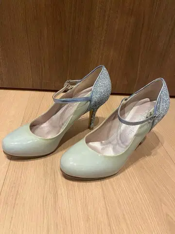 긴자 카네마츠 연한 녹색 글리터 하이힐
