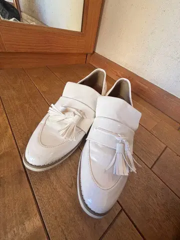 화이트 태슬 로퍼 moussy