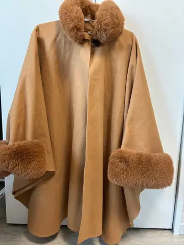 미사용 퍼 포함 베이지 판초 케이프 코트 라이온 칼라