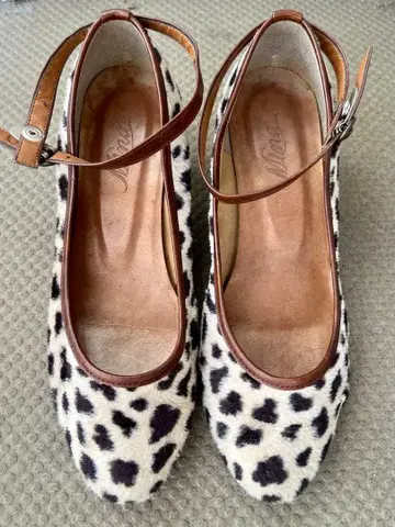 레오파드 무늬 앵클 스트랩 중간 힐 펌프스