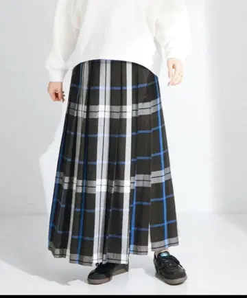 [택 포함 새상품] 어반 리서치 서니 라벨 체크 플리츠 롱 스커트