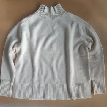 아이보리 하이넥 니트