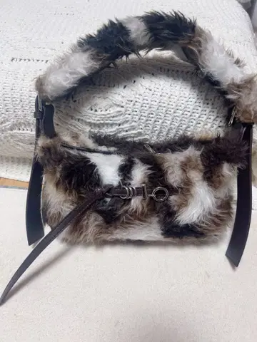 퍼 소재 핸드백 브라운 화이트