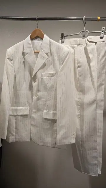 화이트 스트라이프 캐주얼 수트 세트