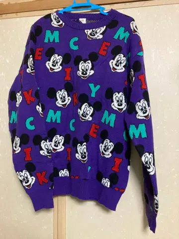 미키마우스 프린트 긴팔 스웨터