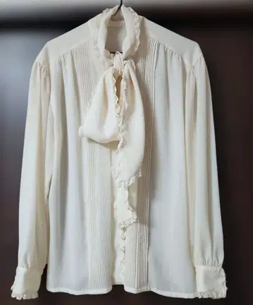 인게보르크 아이보리 쉬폰 리본 포함 블라우스