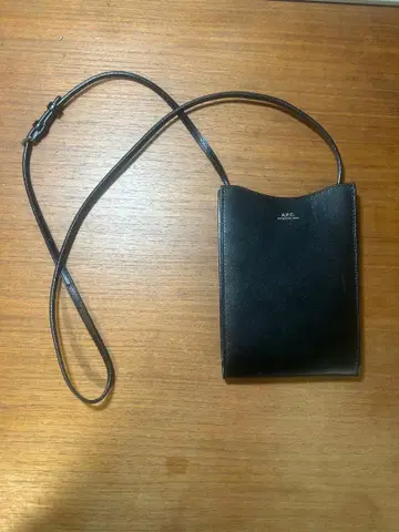 [새상품급] A.P.C. 아페쎄 Jamie 스마트폰 파우치 가죽