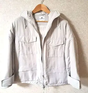 유니클로 화이트 마운티니어링 하이브리드 다운 오버 사이즈 후드티