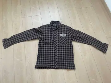 체크 무늬 긴팔 셔츠 가슴 포켓 부착