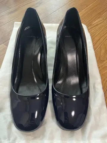 GALERIE VIE TOMORROW RAND 에나멜 펌프스