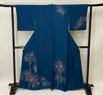 축하 연회에 밝은 남색 바탕에 남천 무늬가 돋보이는 쓰케아게