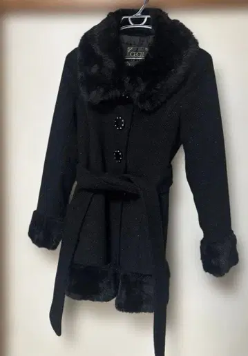 세실 맥비 퍼 달린 블랙 롱 코트