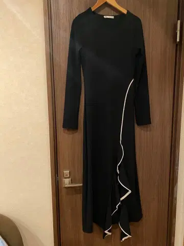 블랙 롱 원피스 (화이트 트리밍)