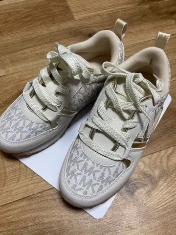 22 22.0 MICHAEL KORS 화이트 스니커즈