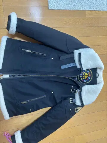 퍼 달린 블랙 다운 자켓