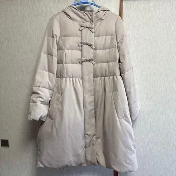 WORLD couture broach 베이지 후드 부착 다운 코트