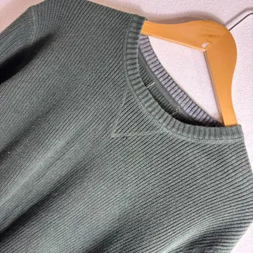 리브 편직 크루넥 스웨터