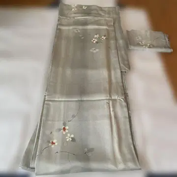 순수 실크 코몬 그레이로 시크한 분위기 자투리 천 포함