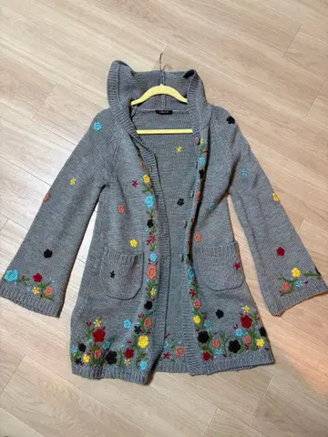 AS KNOW AS PINKY 플라워 자수 가디건 니트 코트