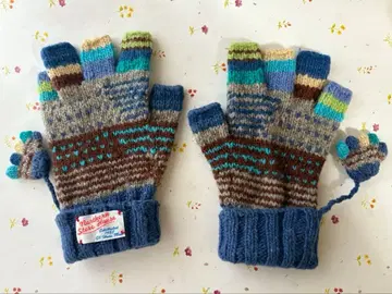 핸드메이드풍의 컬러풀한 털실 장갑 (본체와 같은 디자인의 미니 참 포함)