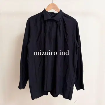 미즈이로 인드 스탠드 카라 개더 블라우스 긴팔 네이비