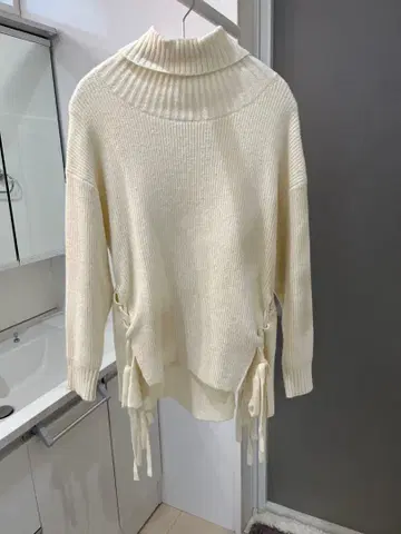 Noela 레이스업 니트탑