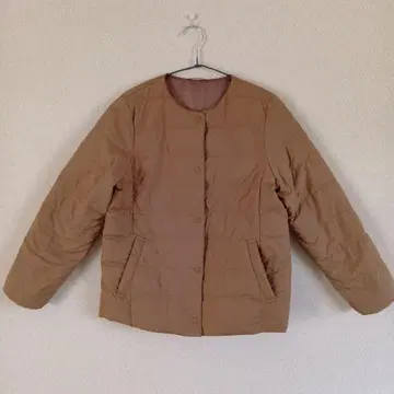 베이지 다운 자켓 버튼 포함