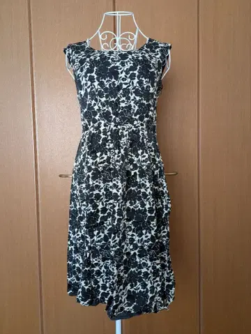 TOCCA 토카 블랙 앤 화이트 꽃무늬 슬리브리스 원피스 2