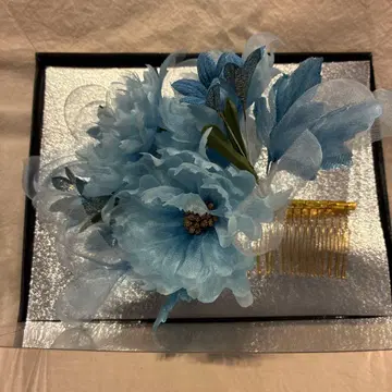 스카이블루 꽃 장식 빗 포함