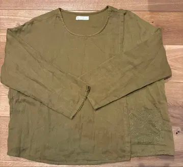 올리브 그린 자수 포켓 긴팔 T셔츠