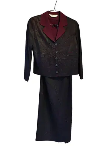 블랙과 보르도 색상의 정장 세트